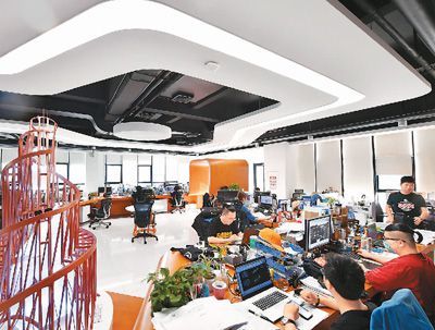 信息传输、软件和信息技术服务业的员工年平均工资居前